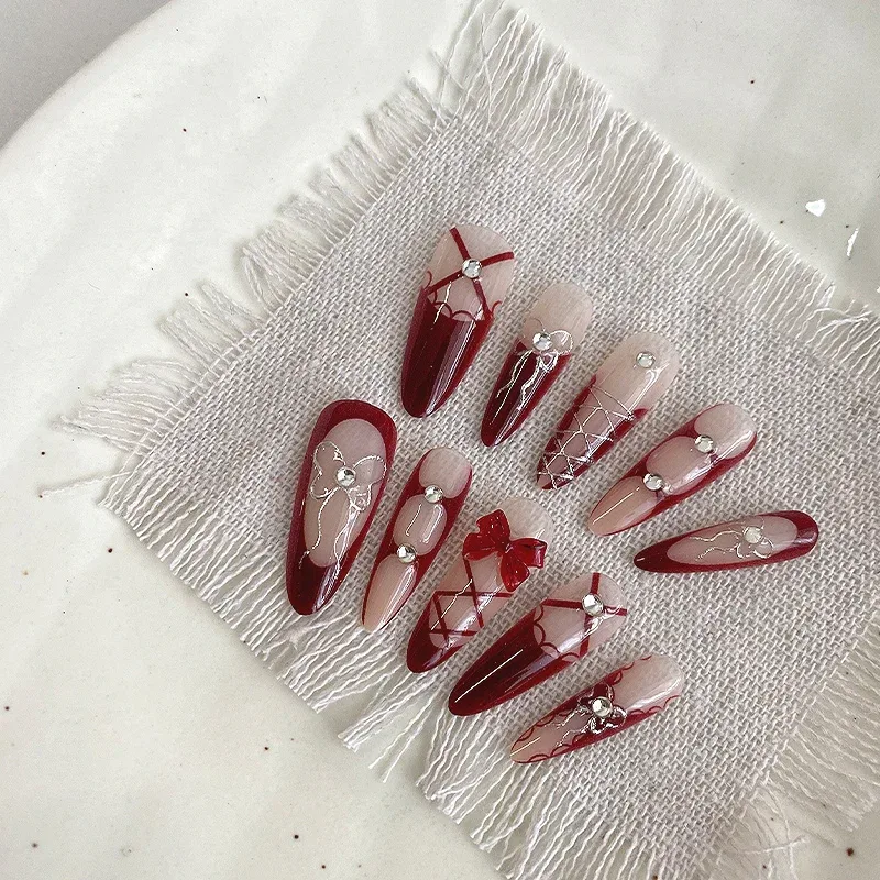 Faux ongles amande rouge vin avec nœud papillon
