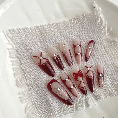 Faux ongles amande rouge vin avec nœud papillon – image 3